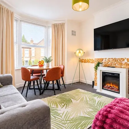 Hébergement de vacances Modern Four Bed Home Near City Centre Sleep 8