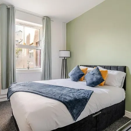 Modern Four Bed Home Near City Centre Sleep 8 *