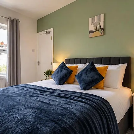 Modern Four Bed Home Near City Centre Sleep 8 Hébergement de vacances