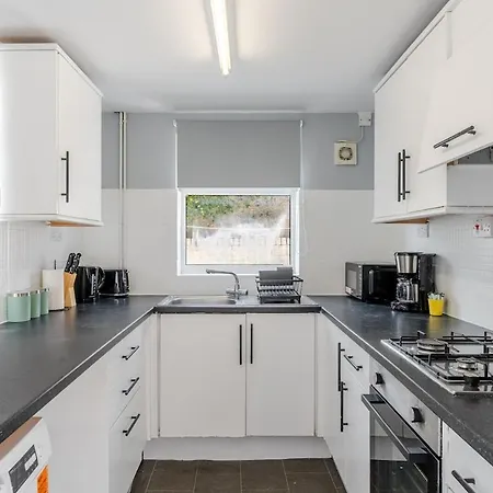 Hébergement de vacances Modern Four Bed Home Near City Centre Sleep 8 *