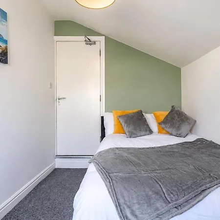 Modern Four Bed Home Near City Centre Sleep 8 * Bristol