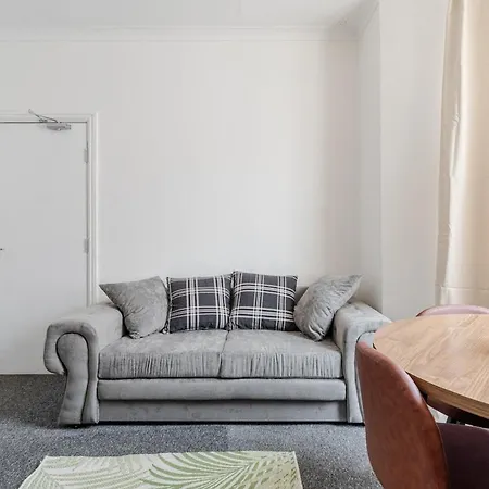 Modern Four Bed Home Near City Centre Sleep 8 Hébergement de vacances *