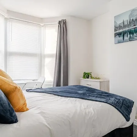 Modern Four Bed Home Near City Centre Sleep 8 Hébergement de vacances