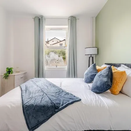 Hébergement de vacances Modern Four Bed Home Near City Centre Sleep 8 *
