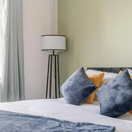 Hébergement de vacances Modern Four Bed Home Near City Centre Sleep 8 *