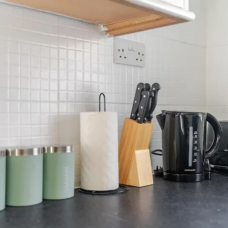Modern Four Bed Home Near City Centre Sleep 8 *