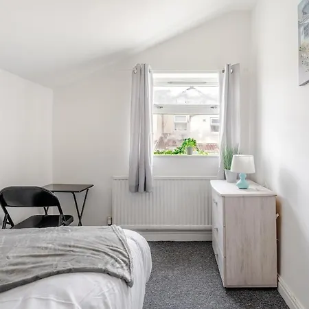 Hébergement de vacances Modern Four Bed Home Near City Centre Sleep 8 *