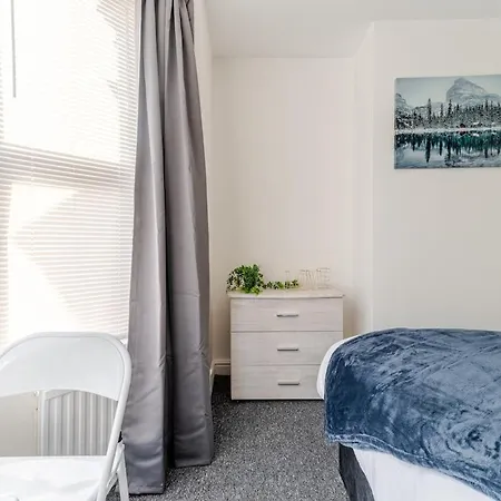 Modern Four Bed Home Near City Centre Sleep 8 Hébergement de vacances *