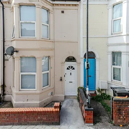 Modern Four Bed Home Near City Centre Sleep 8 *