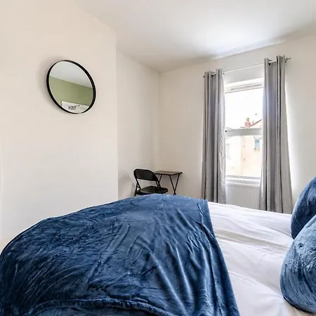 Modern Four Bed Home Near City Centre Sleep 8