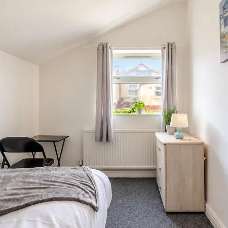 Modern Four Bed Home Near City Centre Sleep 8 *