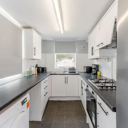 Modern Four Bed Home Near City Centre Sleep 8 *