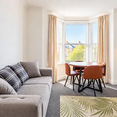 Modern Four Bed Home Near City Centre Sleep 8 Hébergement de vacances *
