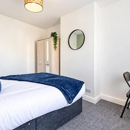 Modern Four Bed Home Near City Centre Sleep 8 * Bristol
